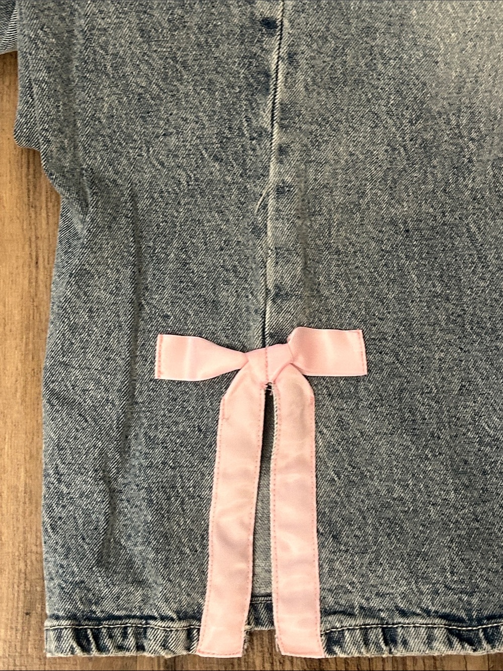 No Boundaries Light Wash Barrel Jeans with Pink Bow Accents - Picture 10 of 10